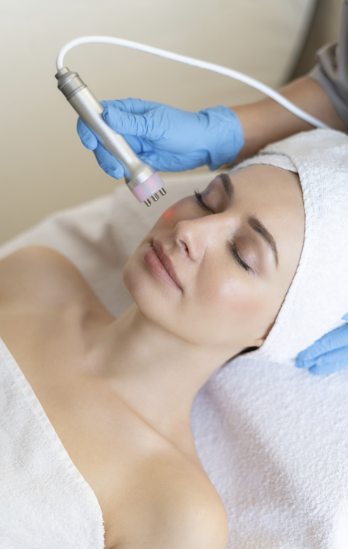 Mujer recibiendo tratamiento de Radiofrecuencia Facial en Centro de estética Klauclinic