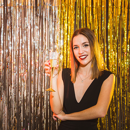 Mujer en fiesta de gala post tratamientos faciales y corporales en Centro de estética y Depilación Láser Klauclinic