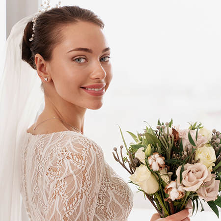 Novia feliz y radiante gracias a su tratamiento pre boda con Cavitación + Radiofrecuencia, HIFU corporal, Limpeza Facial Deluxe, Microneedling con Dermapen, HIFU Facial y Masaje de Relajación de cuerpo completo previo a su boda