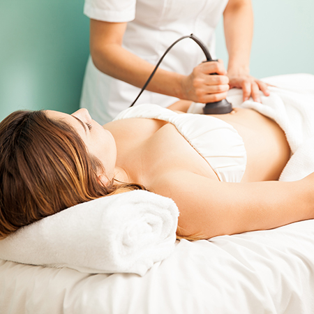 Mujer en tratamiento de radiofrecuencia corporal más cavitación en Centro de estética Klauclinic en Providencia