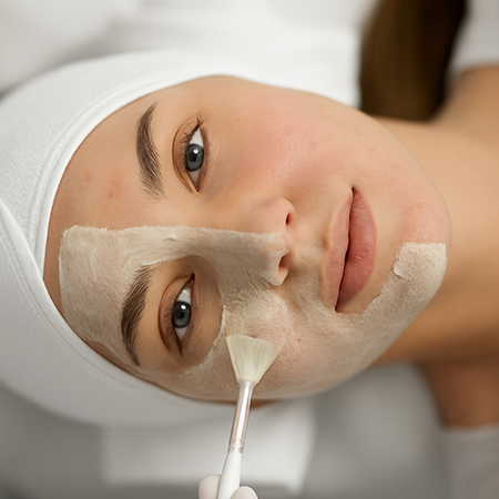 Mujer recibiendo tratamiento de Peeling Químico de su pack que además incluye Limpieza Facial Deluxe