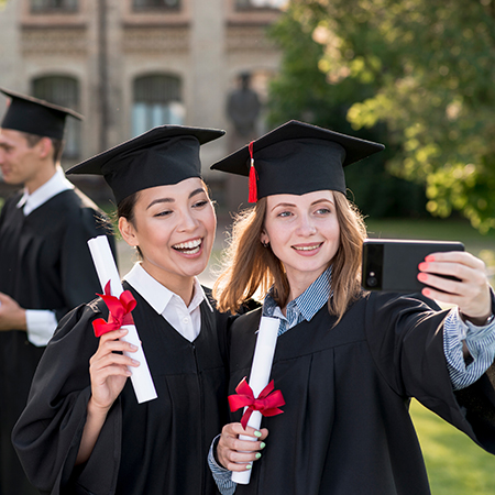 Alumnas de cuarto medio con sus pieles radiantes post tratamiento de Limpieza Facial Profunda 