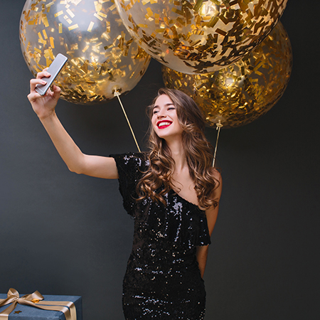 Mujer en una fiesta sonriente post tratamiento de Limpieza Facial profunda, Radiofrecuencia y Drenaje corporal 